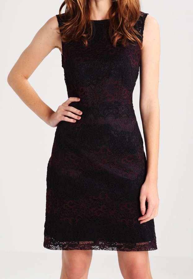 Robe en dentelle noire et bourgogne à la coupe cintrée, sans manches, avec des motifs floraux complexes et une longueur au genou.