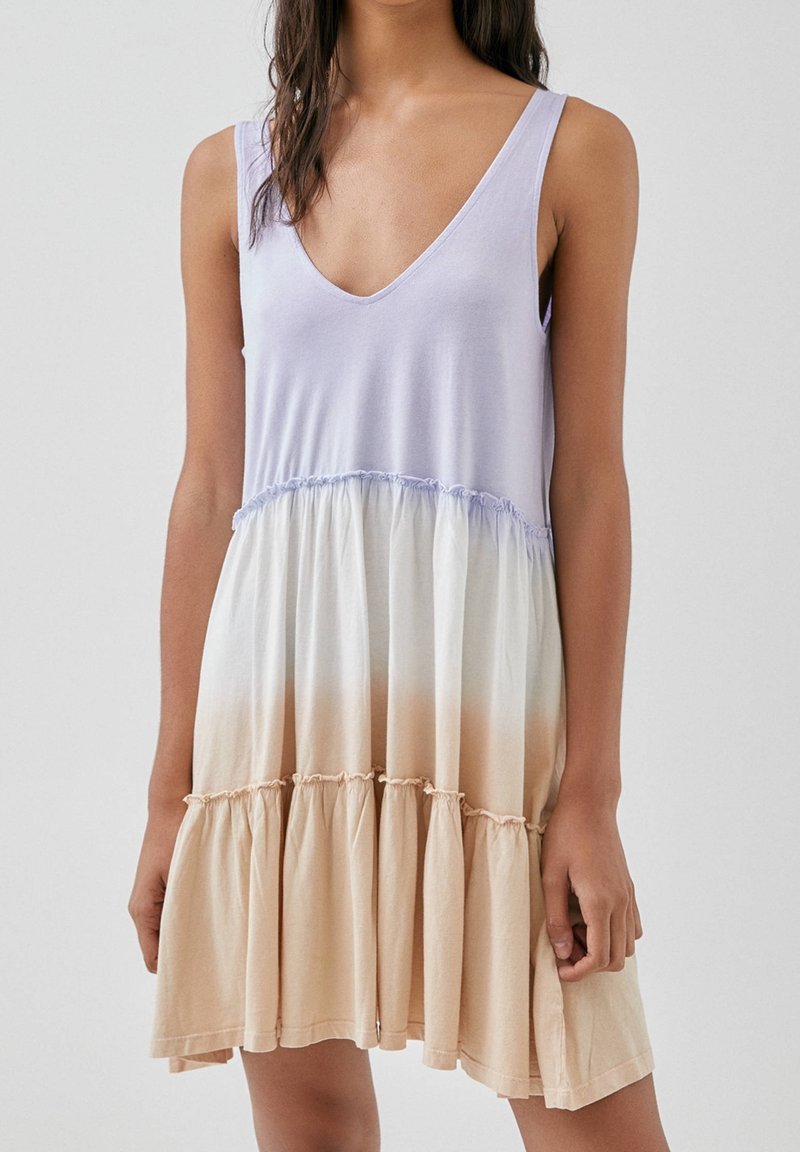 Robe en coton violet clair avec un col en V, une taille froncée et un bas à volants en dégradé allant du blanc au beige.