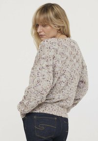 Gebreide trui met een gespikkeld patroon in beige, roze en bruin, ronde halslijn, geribde manchetten en tailleband; losse pasvorm.