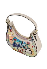 Holografisk skuldertaske med en buet form, hvid læderkant, farverige klistermærker og rhinstenpynt på den ene side.