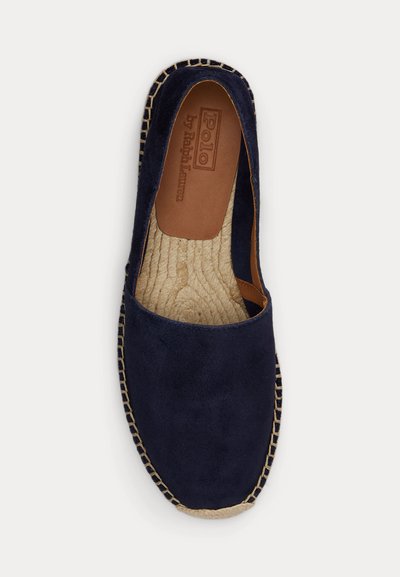 Εσπαντρίγια από σουέντ σε ναυτικό μπλε χρώμα, με φυσική σόλα και πάτο από ζεϊμπέκικο, με λογότυπο Polo by Ralph Lauren στο καφέ δερμάτινο τακούνι.