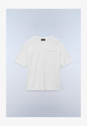 Camiseta blanca de manga corta hecha de algodón, con un escote redondo y un sutil logo en el lado izquierdo del frente.