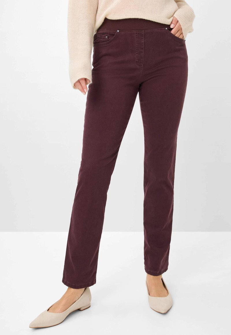 Burgunderrøde slim-fit bukser med strækbart taljebånd og for- lomme, parret med beige spidse ballerinaer. Bomuldsstof med en glat struktur.