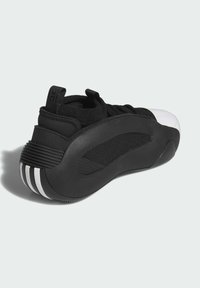 Scarpa sportiva nera con tomaia testurizzata, pannelli in rete e punta bianca. Presenta una suola in gomma solida con tre strisce bianche sul retro.