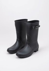 Bottes de pluie en caoutchouc noir avec un extérieur lisse, un bout légèrement arrondi, une sangle ajustable avec boucle sur le côté et des semelles texturées.