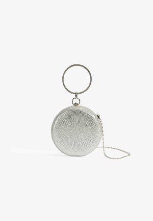 Pochette ronde en argent avec surface texturée, ornée de petits strass. Elle dispose d'une anse circulaire et d'une bandoulière amovible en chaîne.