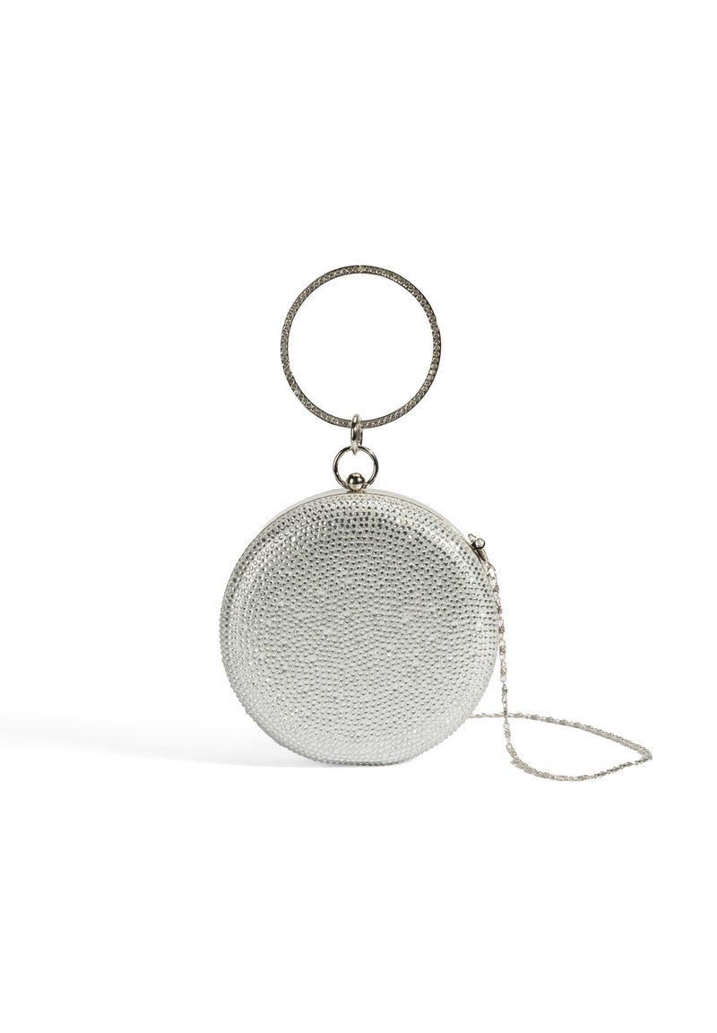 Pochette ronde en argent avec surface texturée, ornée de petits strass. Elle dispose d'une anse circulaire et d'une bandoulière amovible en chaîne.