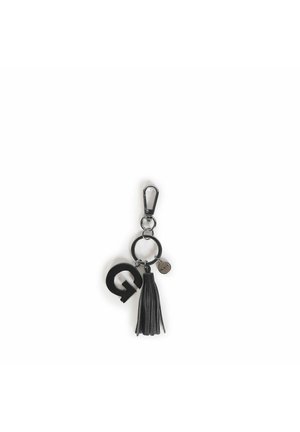 Portachiavi in pelle nera con un frangiocchi, anello circolare, lettera "Q" intagliata e un charm decorativo. Include una clip metallica per il fissaggio.