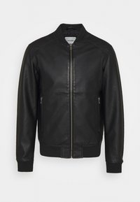 Giubbotto bomber in pelle nera con zip frontale, colletto e polsini a coste, tasche laterali con zip e texture liscia. Design minimalista, senza motivi.