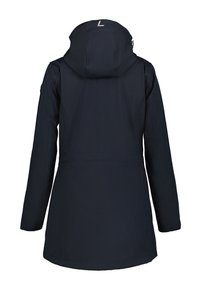 Marineblauwe waterdichte jas met een gesneden ontwerp, capuchon en ritssluiting. Kenmerken zijn versterkte naden en een klein logo op de achterkant.