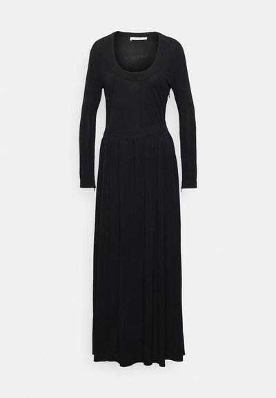 Robe noire à manches longues avec un col en forme de scoop, jupe fluide et taille froncée. Fabriquée en tissu doux avec une texture lisse.