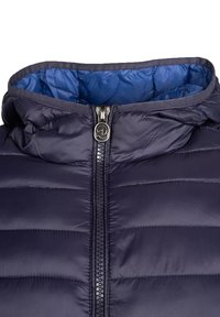Giacca puffer blu navy con design trapuntato, interno isolato e zip argentata. Presenta un cappuccio sagomato e una texture liscia.