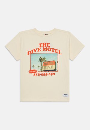 Krémové bavlnené tričko s farebnou grafikou "Dive Motel" s palmami, červeným textom a telefónnym číslom. Štandardný strih, okrúhly výstrih.