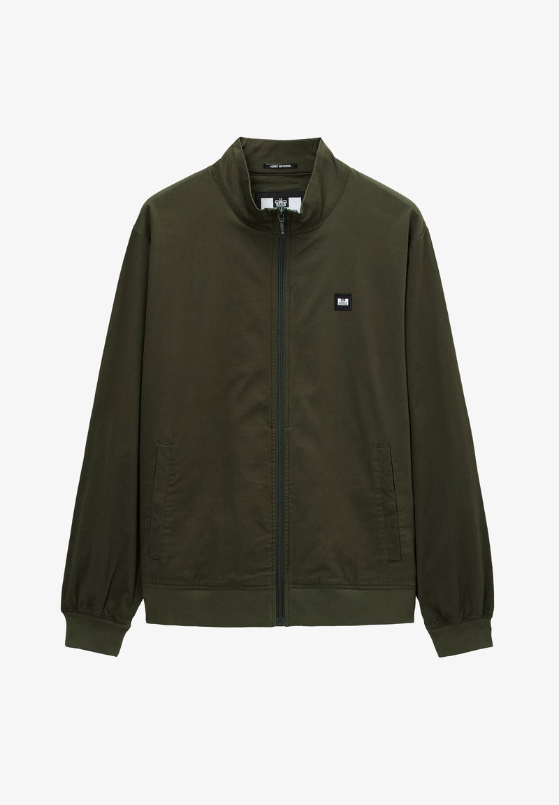 Olivgrüne Jacke mit Reißverschluss, Stehkragen, elastischen Bündchen, zwei Fronttaschen und kleinem quadratischem Logo auf der linken Brust.