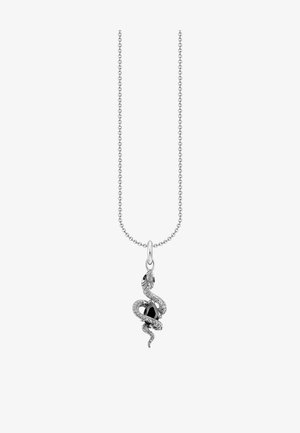Silberner Schlangenanhänger mit schwarzem Edelstein in der Mitte, detaillierten Schuppen und passender Kette. Strukturierte Oberfläche mit dezentem Glanz.