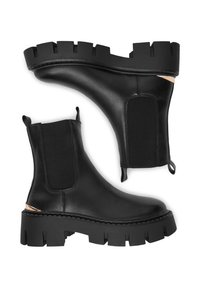 Czarne skórzane botki za kostkę z elastycznymi bocznymi panelami, masywną podeszwą o wyraźnym bieżniku oraz uchwytami ułatwiającymi zakładanie. Gładka tekstura i trwała konstrukcja.