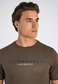 Lindbergh Printtipaita - dk brown