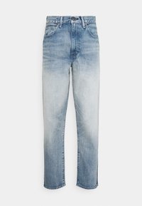 Vaqueros de mezclilla azul deslavado con un diseño de pierna recta, que presentan una cintura alta, un estilo clásico de cinco bolsillos y un ligero deshilachado en los dobladillos.