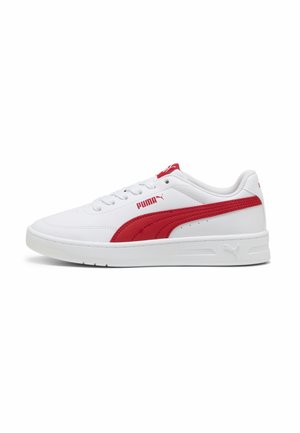 Vita lädersneakers med röda detaljer, med snörningsdesign, vadderad krage och strukturerad gummisula för grepp och stöd.