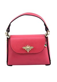 Roze leren handtas met een gestructureerde vorm, gouden bijenembleem op de klep, zwarte rand en een klein Italiaans vlagdetail aan een label.