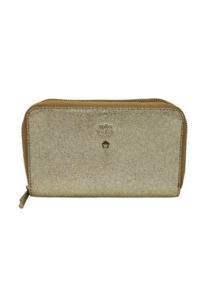 Portefeuille zippé métallique doré avec petit emblème étoile et logo « Mila Louise » sur le devant, sur fond blanc uni.