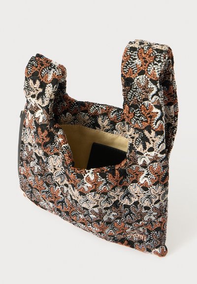 Υφασμάτινη τσάντα ώμου με υφή, διακοσμημένη με λουλούδια σε μαύρους, ασημένιους και χαλκούς τόνους, με απαλό υλικό και ευρύχωρο εσωτερικό.