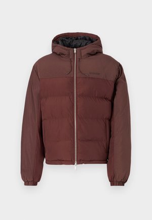 Bordeauxfarbene Pufferjacke mit Kapuze, elastischen Bündchen und einem Reißverschluss auf der Vorderseite. Sie zeichnet sich durch eine Mischung aus glatten und gesteppten Stofftexturen aus.