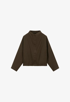 Camicia marrone a maniche lunghe con bottoni, colletto alto e orlo elastico, mostrata distesa su uno sfondo bianco.