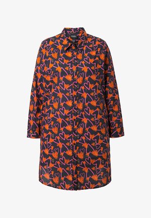 Langærmet skjorte i let stof med et helårsmønster af orange og pink hjerter på en mørk baggrund. Klassisk krave og knaplukning foran.