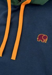 Marineblauwe sweatshirt met een groene capuchon, voorzien van oranje trekkoordjes. Geborduurd paarse olifantenlogo op de borst. Zacht katoenmateriaal.