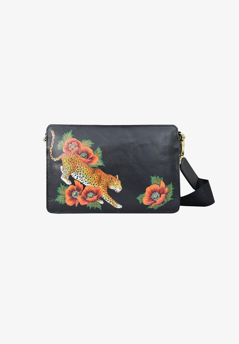 Schwarze Leder-Clutch mit Leopardenmuster und leuchtend orangefarbenen Blumen. Verfügt über einen Reißverschluss und einen verstellbaren Trageriemen.