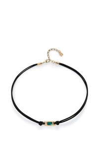 Le collier en cordon noir présente un accent central en or avec une pierre taille émeraude de couleur bleu sarcelle, fixé avec des ferrures en or et un fermoir ajustable.