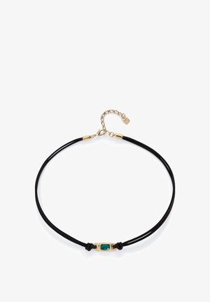 Le collier en cordon noir présente un accent central en or avec une pierre taille émeraude de couleur bleu sarcelle, fixé avec des ferrures en or et un fermoir ajustable.