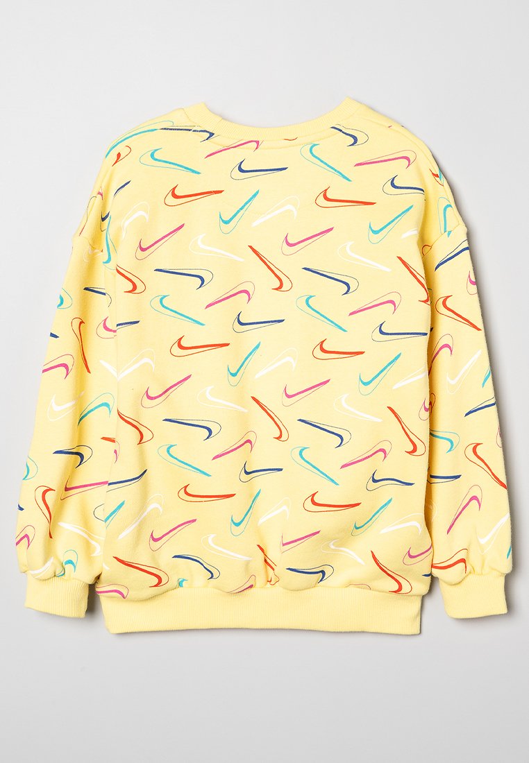 Sudadera amarilla con patrones de swoosh multicolores, puños y dobladillo acanalados, y un diseño de corte relajado.