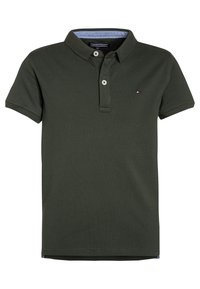 Polo shirt verde scuro a maniche corte con due bottoni bianchi, piccolo logo a bandiera sul petto sinistro e colletto interno blu chiaro.