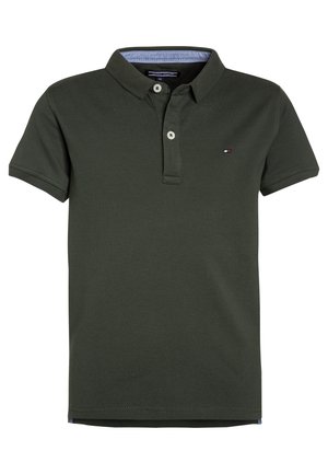 Polo de manga corta verde oscuro con dos botones blancos, pequeño logo de bandera en el lado izquierdo del pecho y forro del cuello interno en azul claro.