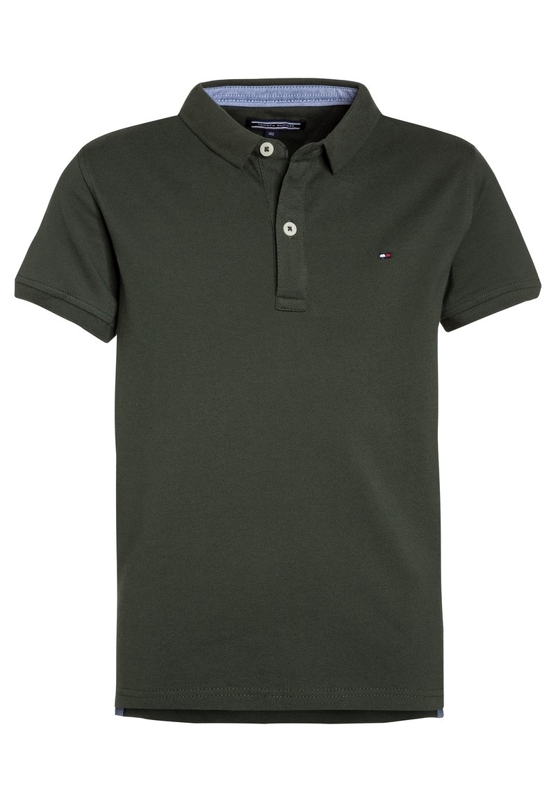 Polo shirt verde scuro a maniche corte con due bottoni bianchi, piccolo logo a bandiera sul petto sinistro e colletto interno blu chiaro.