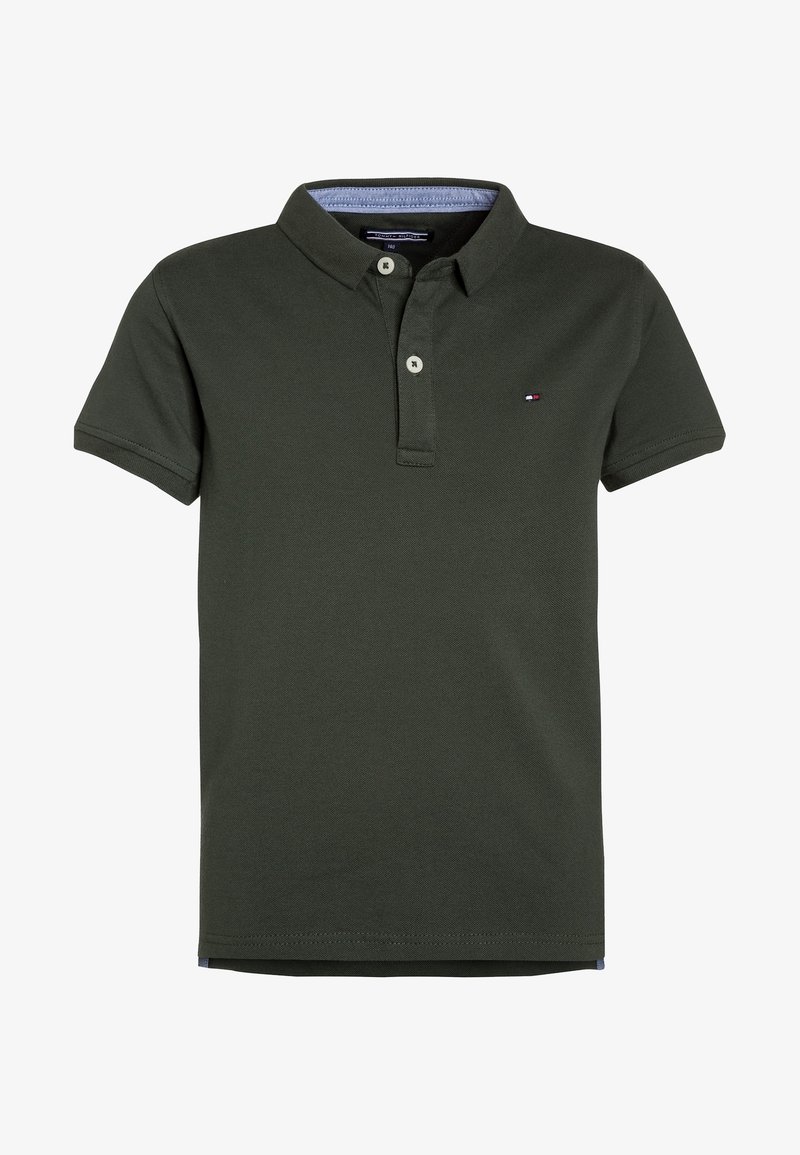 Polo shirt verde scuro a maniche corte con due bottoni bianchi, piccolo logo a bandiera sul petto sinistro e colletto interno blu chiaro.