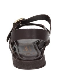 Braune Leder-Sandale mit mehreren Riemen, einem gepolsterten Fußbett, einer flachen Sohle und einem goldfarbenen Schnallenakzent am Knöchelriemen.