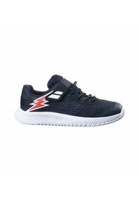 Marineblaues Sportschuh mit einem strukturierten Mesh-Obermaterial, weißer Sohle, verstellbarem Riemen und einem roten Blitzdesign an der Seite.