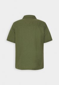 Camicetta a maniche corte in verde oliva, realizzata in tessuto leggero. Presenta un colletto classico e un design della schiena semplice con orlo dritto.