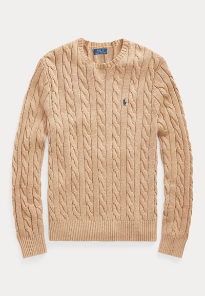 Beige kabelgebreide trui met ronde hals, lange mouwen en klein blauw Polo Ralph Lauren-logo op de linkerborst.