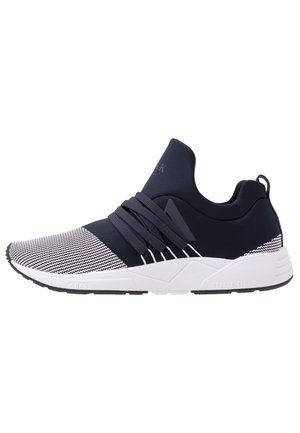 Herren schwarzer und weißer texturierter Slip-On-Sneaker mit dicken Schnürsenkeln, gepolsterter weißer Sohle und Zuglasche an der Ferse.