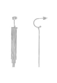 Orecchini in argento con un design a frange da un lato e una lunga catena sottile dall'altro. Entrambi i pezzi hanno una finitura metallica liscia.