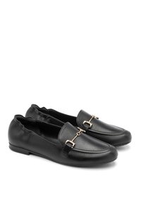 Mocasini din piele neagră cu o textură netedă, vârf rotund și accente din metal de culoare aurie pe partea superioară. Talpă flexibilă din cauciuc.