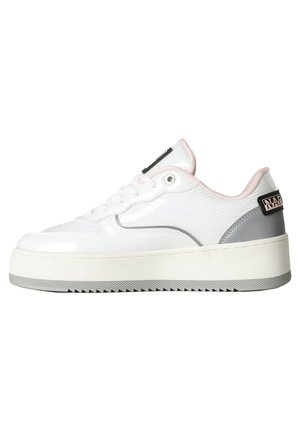 Sneaker bianca con upper in mesh, accenti grigi e un tab sul tallone rosa. Suola piattaforma bianca spessa con una superficie testurizzata e battistrada a zigzag.