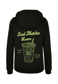 Felpa nera con cappuccio, caratterizzata da una grafica verde neon di un matcha latte ghiacciato, con dettagli testuali: "Matcha Latte Ghiacciato", "Macinato Fresco", "Frullato Perfettamente."