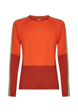 Camisa atlética de manga larga para hombre en color naranja y óxido, con bloques de color y rayas verdes en las mangas y agujeros para el pulgar, con la marca "icebreaker" en el pecho.