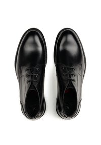 Scarpe in pelle nera con finitura liscia, caratterizzate da punta tonda, allacciatura a sei fori e un pannello laterale leggermente testurizzato.