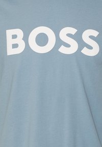 BOSS THINKING - T-shirt estampada - light/pastel blue